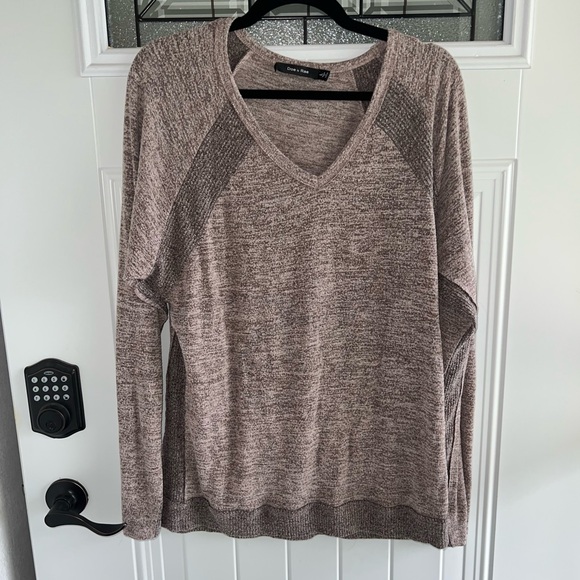 Doe & Rae Sweaters - Women's V-Neck Sweater in Taupe
